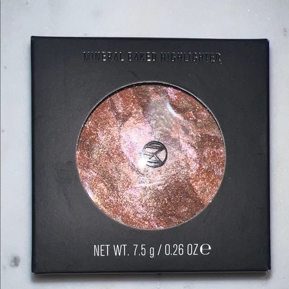 IL MAKIAGE Mineral Baked Highlighter - Shade: Chandelier